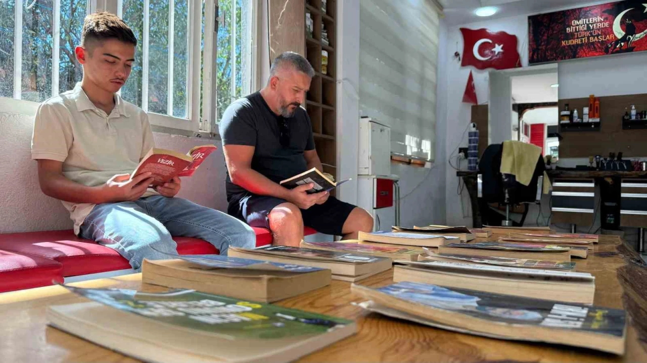 Berber dükkanını kütüphaneye çevirdi: Müşteriler sıra beklerken kitap okuyor