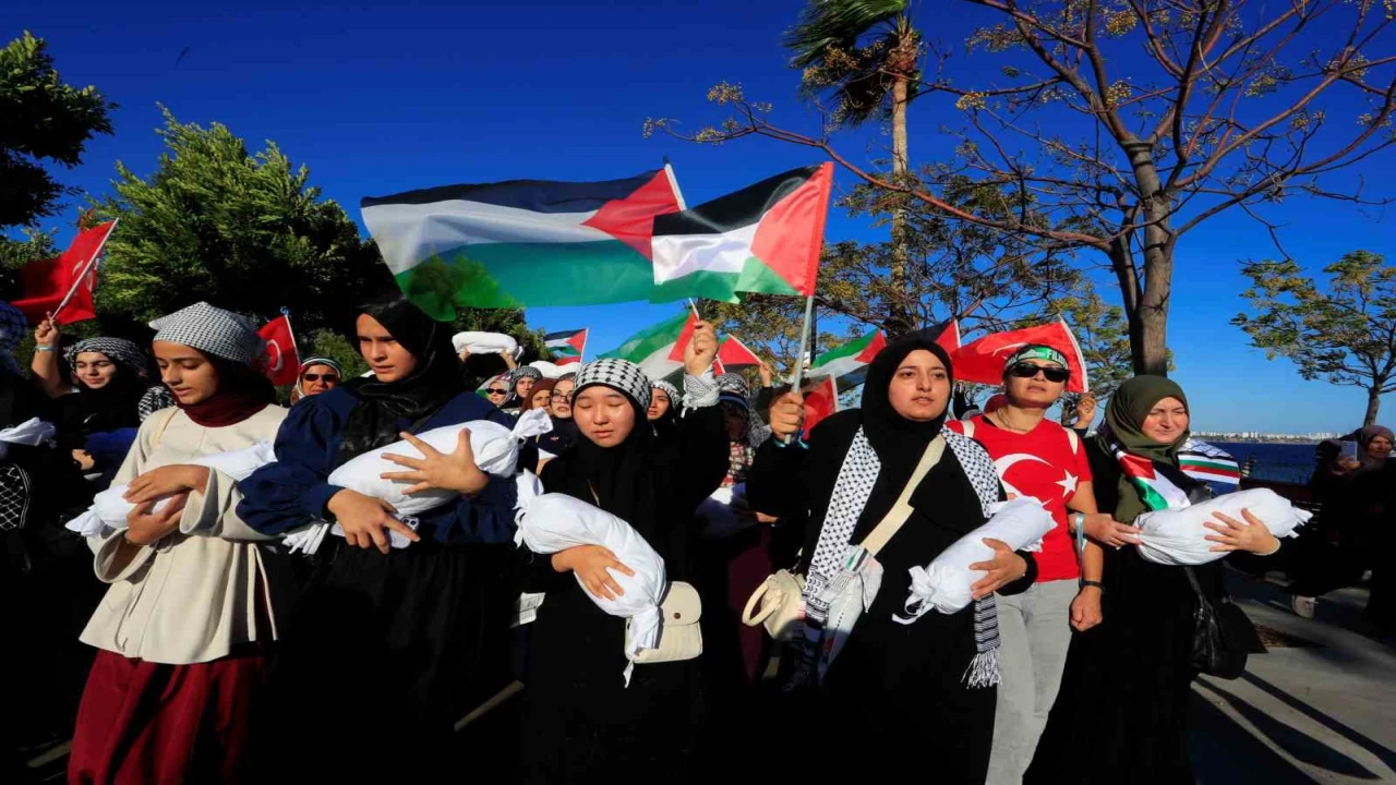 Binlerce Antalyalı Gazze için yürüdü