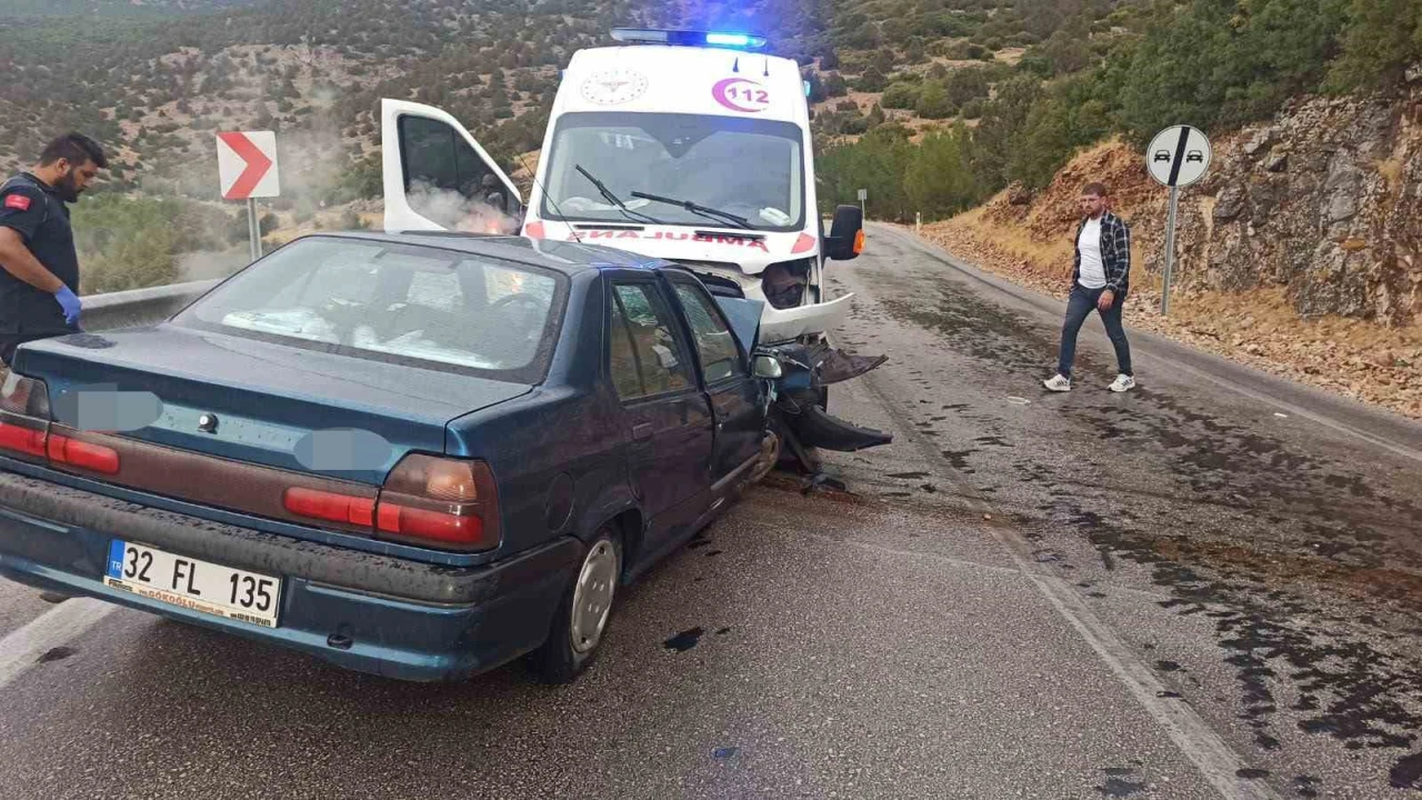 Burdurda ambulans ile otomobil çarpıştı: 4 yaralı