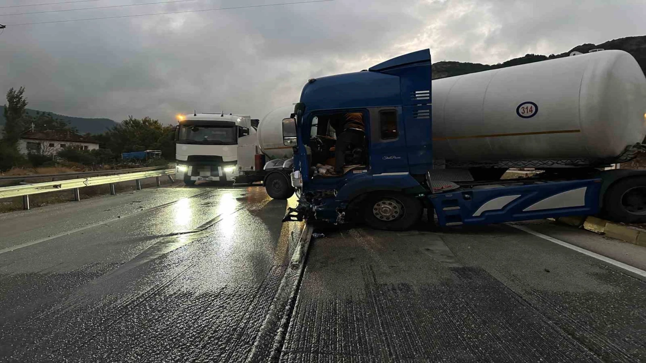 Burdurda makaslayan tır nedeniyle yol kapandı