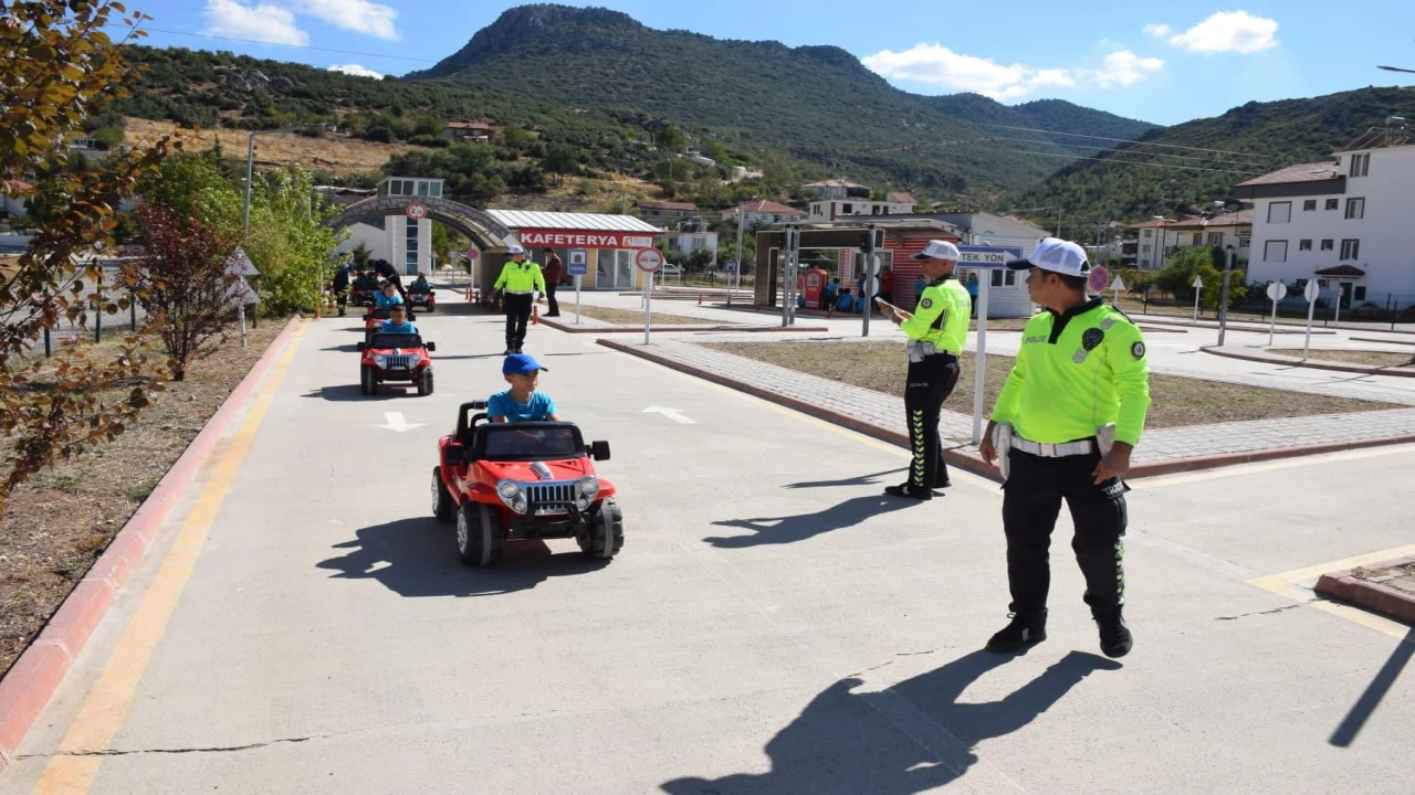Burdurda öğrencilere trafik güvenliği eğitimi