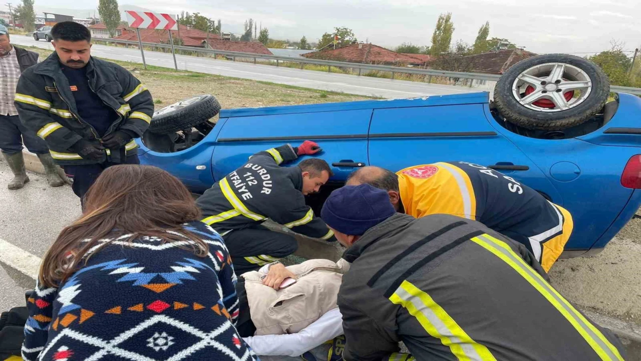 Burdurda otomobil devrildi, sıkışan sürücüyü itfaiye kurtardı