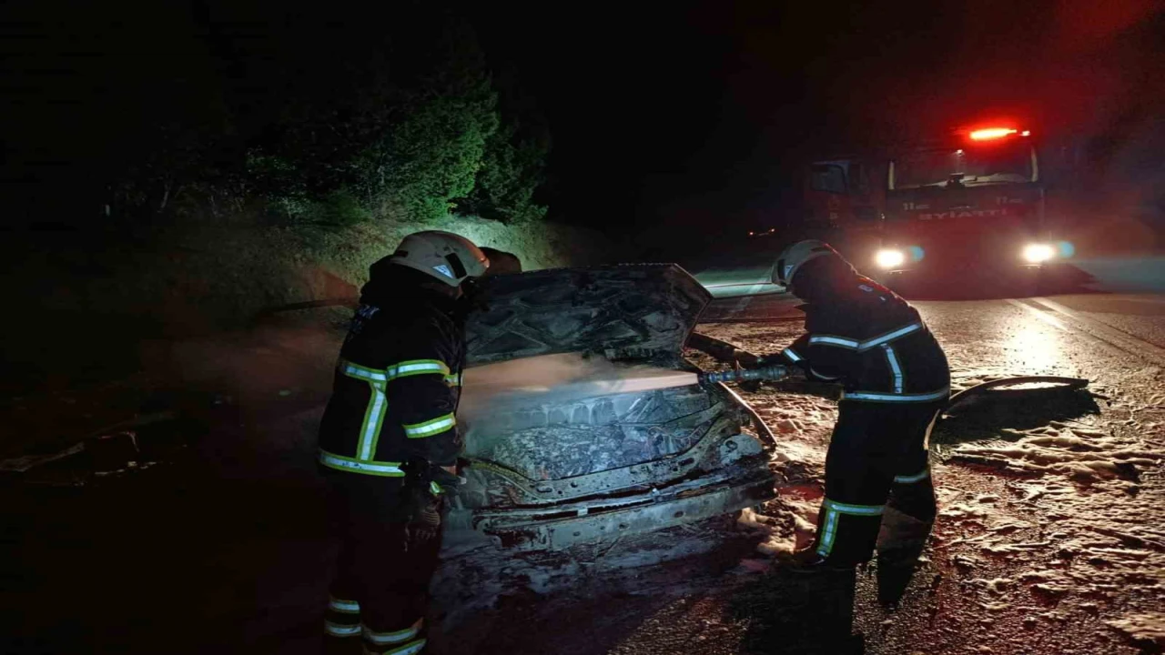 Burdurda seyir halindeyken yanan otomobil kullanılmaz hale geldi