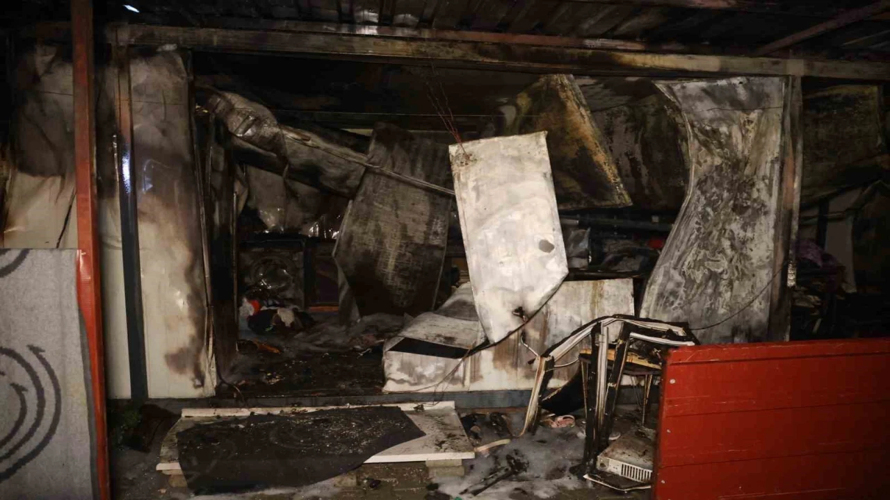 Depremzede ailenin yaşadığı konteyner alevlere teslim oldu: Anne ve 2 evladı dumandan etkilendi