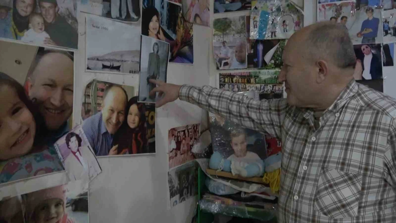Doğduğu 7 bin nüfuslu kasabanın neredeyse tüm sakinlerinin fotoğraflarını çekip arşivledi