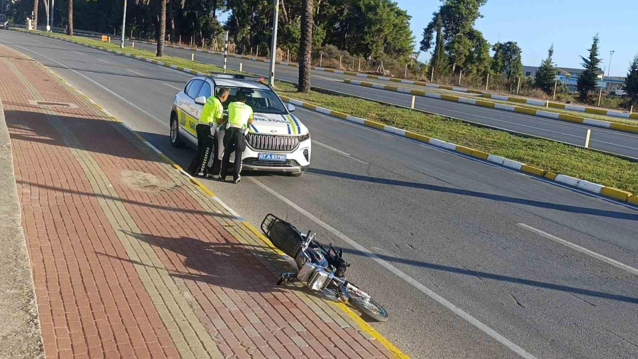 Dur ihtarına uymayan sürücü kaza yapınca motosikleti bırakıp kaçtı