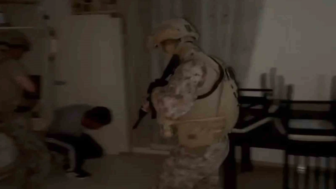 Duvarla örülen gizli bölmedeki dolaptan aranması bulunan 2 şahıs çıktı