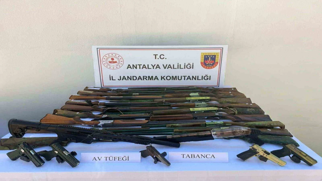 Elmalıda ruhsatsız 20 silah ele geçirildi