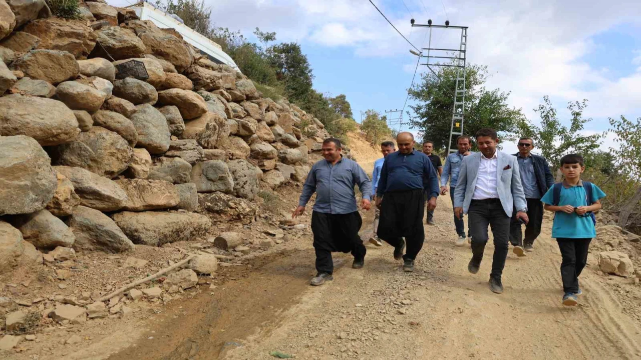 Fekede üreticilerin kış öncesi zorlu yol sorunu çözüldü: Mahallede büyük sevinç yaşandı