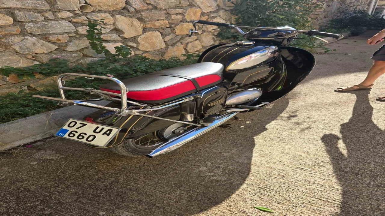 Gazipaşada mıcırda kayan motosiklet devrildi: 2 yaralı