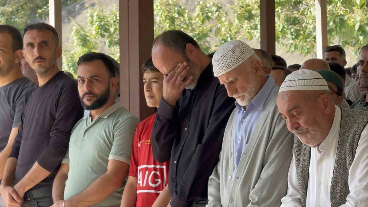 Hatayda ölü bulunan iki arkadaş gözyaşları içinde toprağa verildi