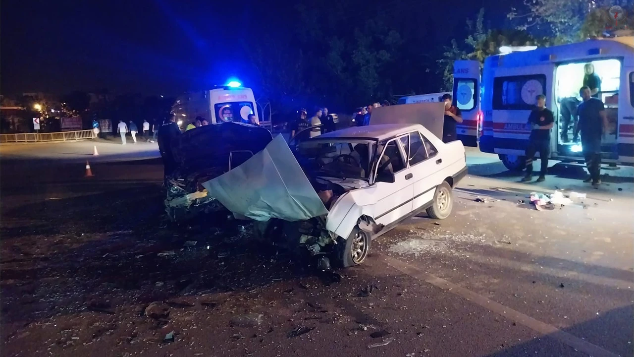 Hatay’da otomobiller çarpıştı: 1’i bebek 6 yaralı