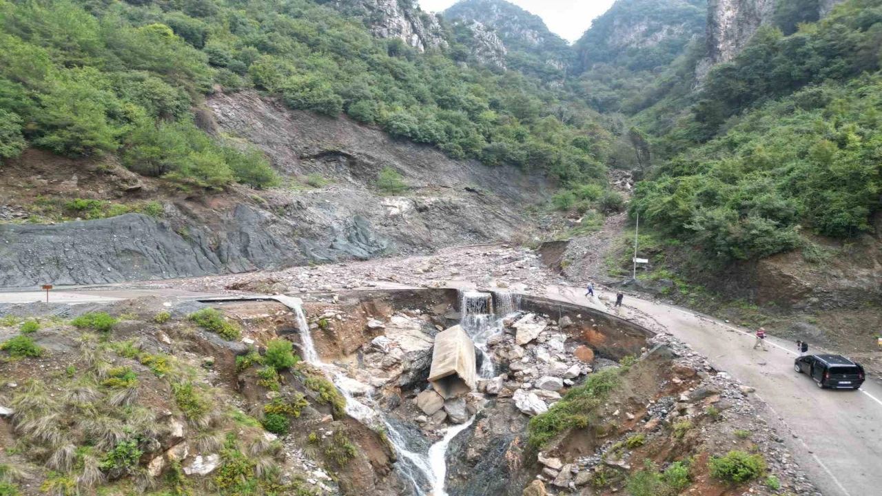 Hatayda şiddetli yağış hayatı felç etti: Yaylalarda yol çöktü, evler zarar gördü