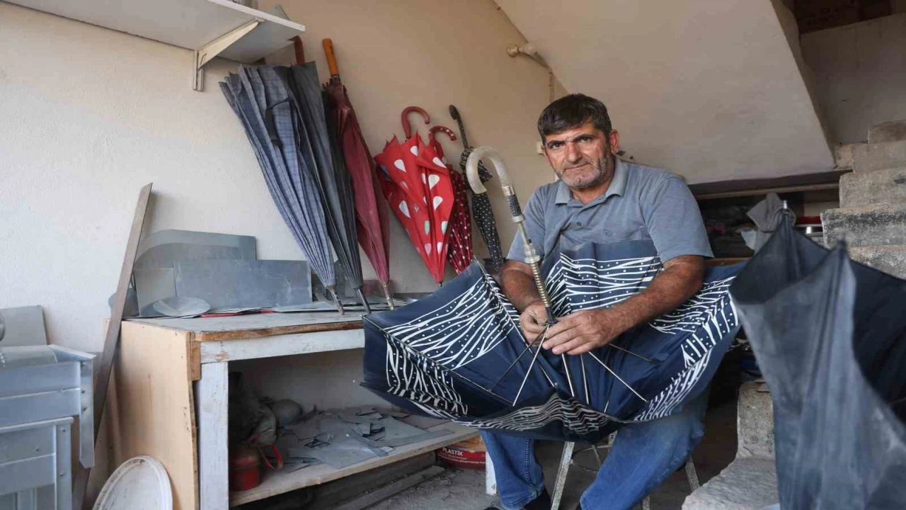 Hatayda şiddetli yağışlar şemsiye tamircisinde yoğunluğu artırdı