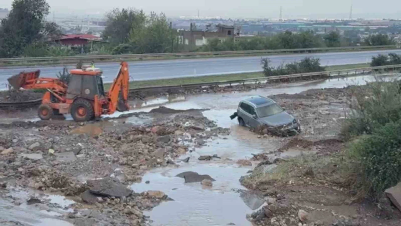 Heyelanın kapattığı otoyolda araçlar mahsur kaldı