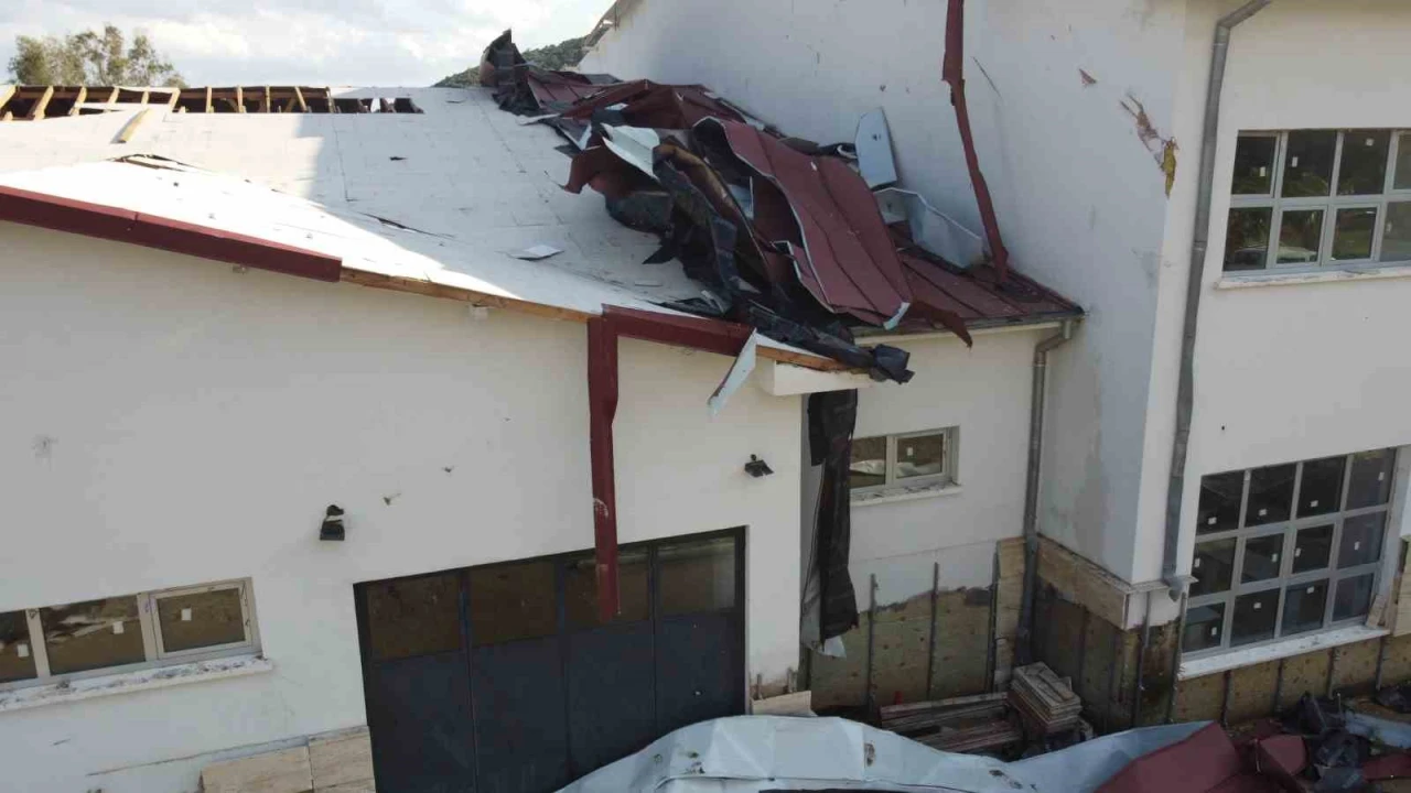 Hortum öğrenciler içerideyken okulu vurdu, çatıyı uçurdu, ağaçları devirdi