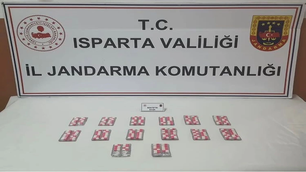 Ispartada yol kontrolünde durdurulan araçta uyuşturucu hap ele geçirildi