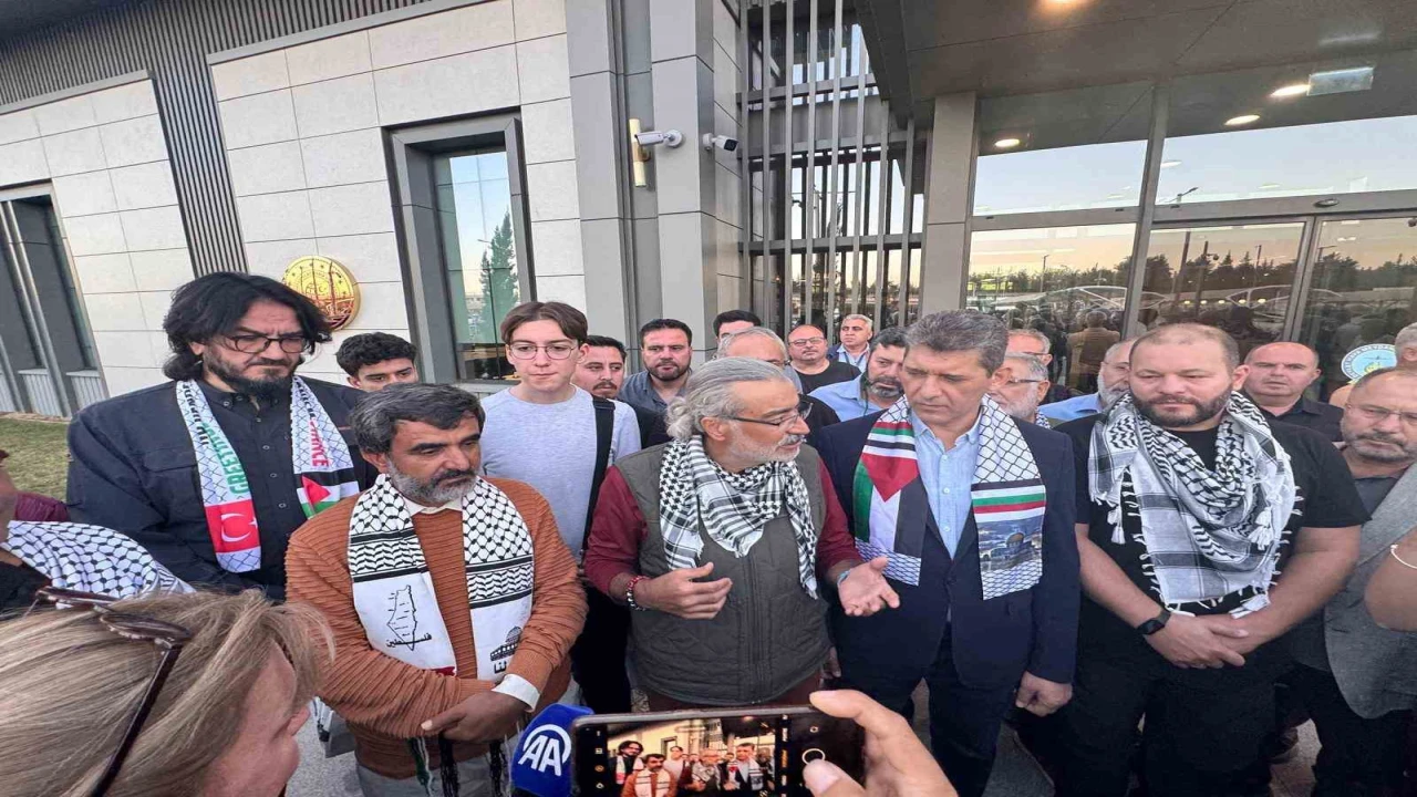 İsrailin alıkoyduğu 2 aktivist Antalyaya döndü