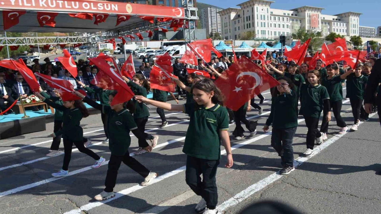 Kahramanmaraşta Cumhuriyet Bayramının 102. yıl dönümü kutlandı