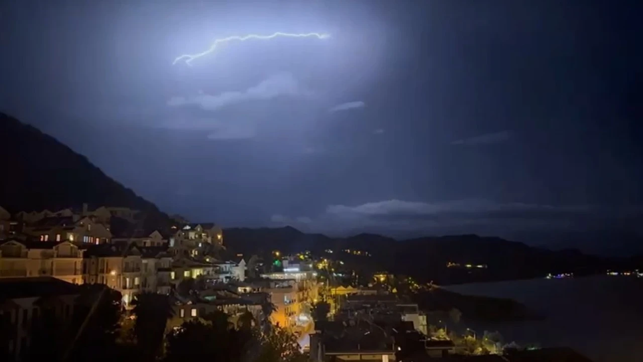 Kaşta şimşekler geceyi gündüze çevirdi: Muhteşem doğa olayı kameraya yansıdı