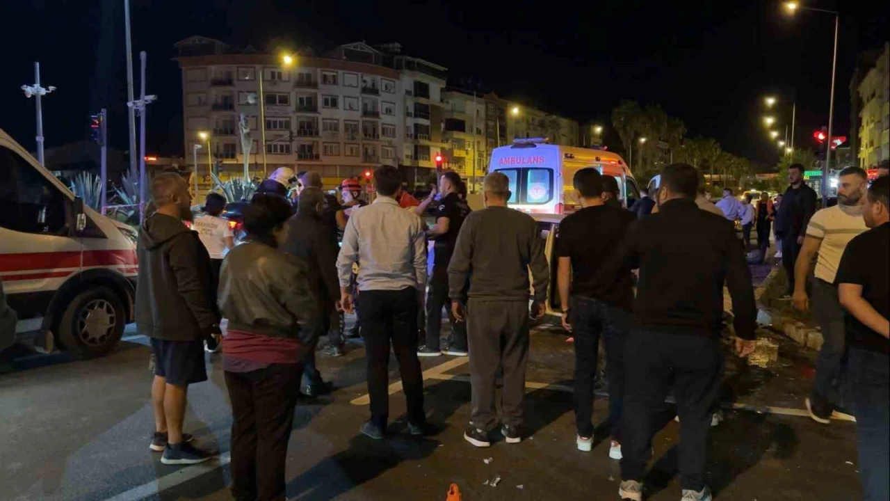 Kavşakta pikapla çarpışan Tofaştaki 2 kişi yaralandı