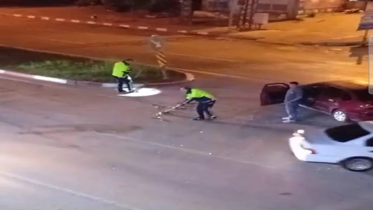 Kaza sonrası trafik polisi yolu süpürgeyle temizledi