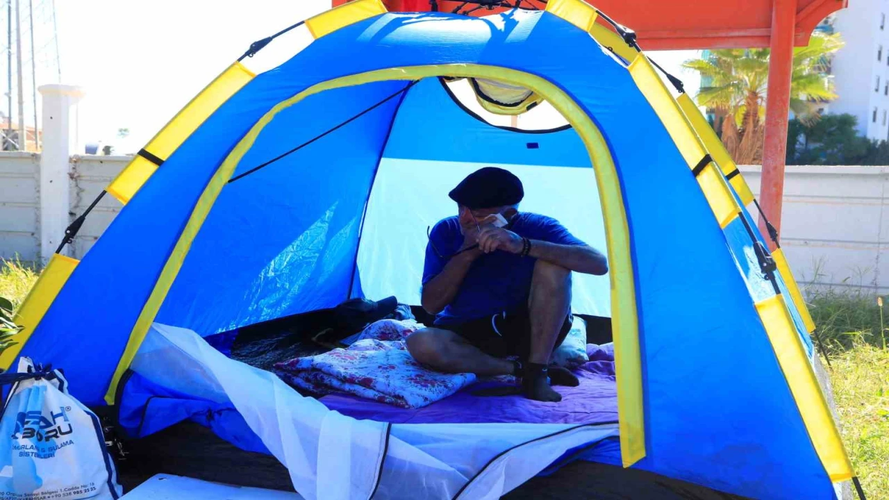 Kendisini bıçaklayıp uzaklaştırma alan eşini bankta yatarken görüp eve aldı, kendi evsiz kaldı