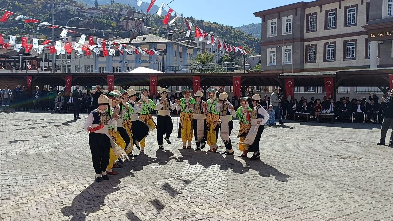 Kırgızistan ve Kazakistanlı sanatçılar Saimbeylinin kurtuluş coşkusuna ortak oldu