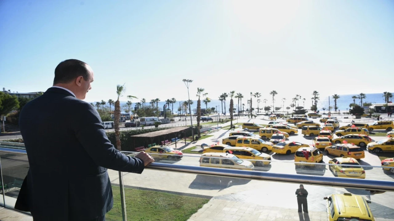 Konyaaltıda taksicilerden Türk bayraklı Cumhuriyet konvoyu