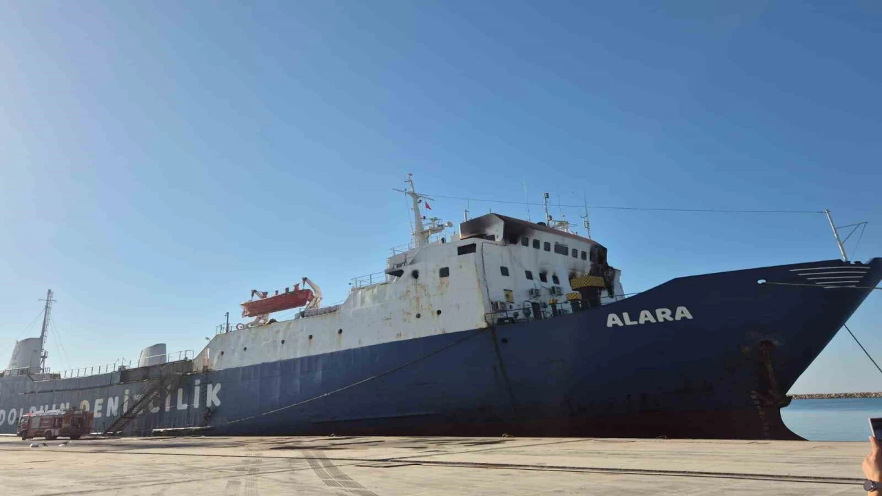 Limana bağlı yük gemisinde çıkan yangın söndürüldü