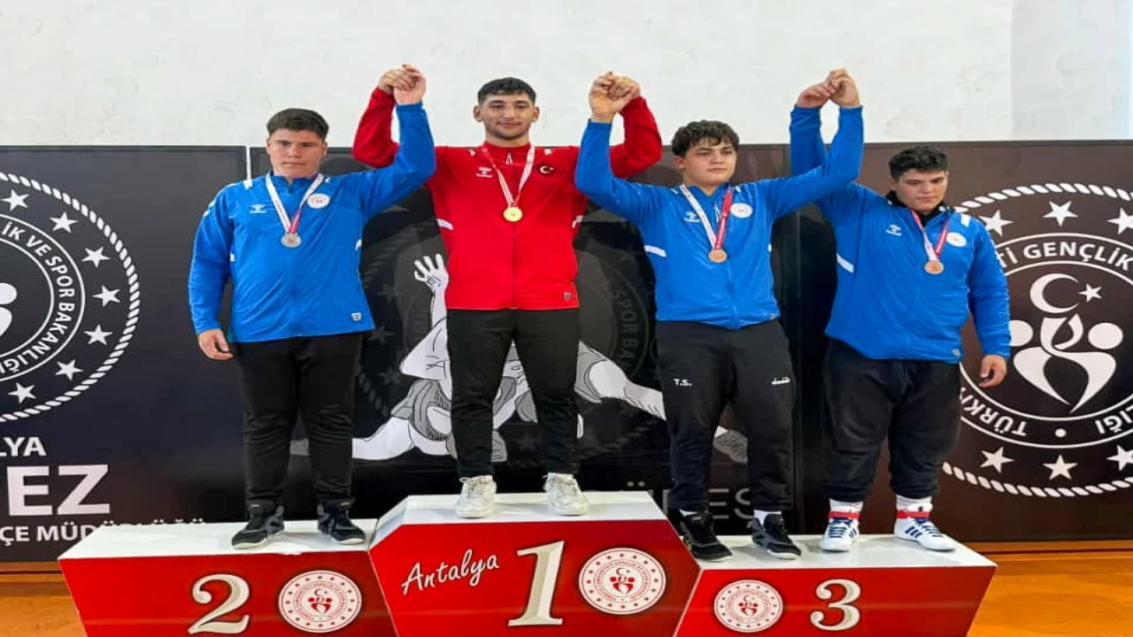 Manavgatlı güreşçilerden çifte şampiyonluk