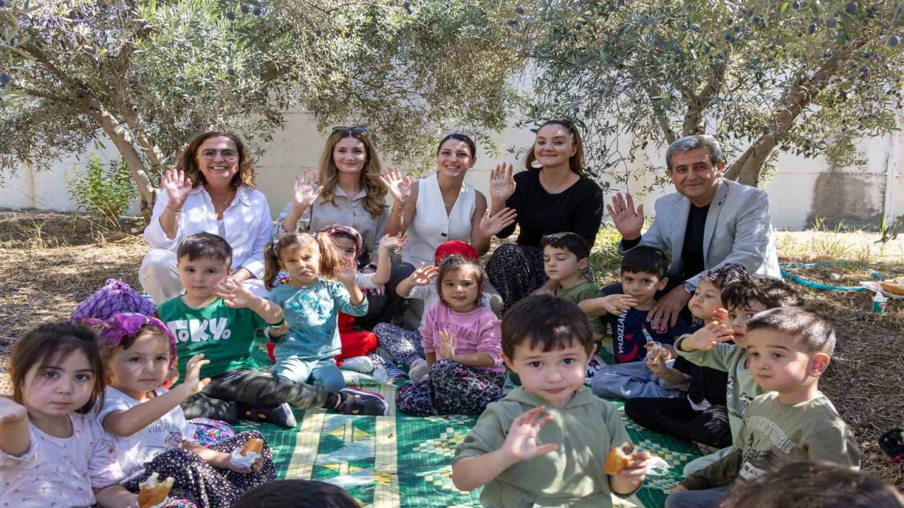 Manavgatta minik ellerden zeytin hasadı