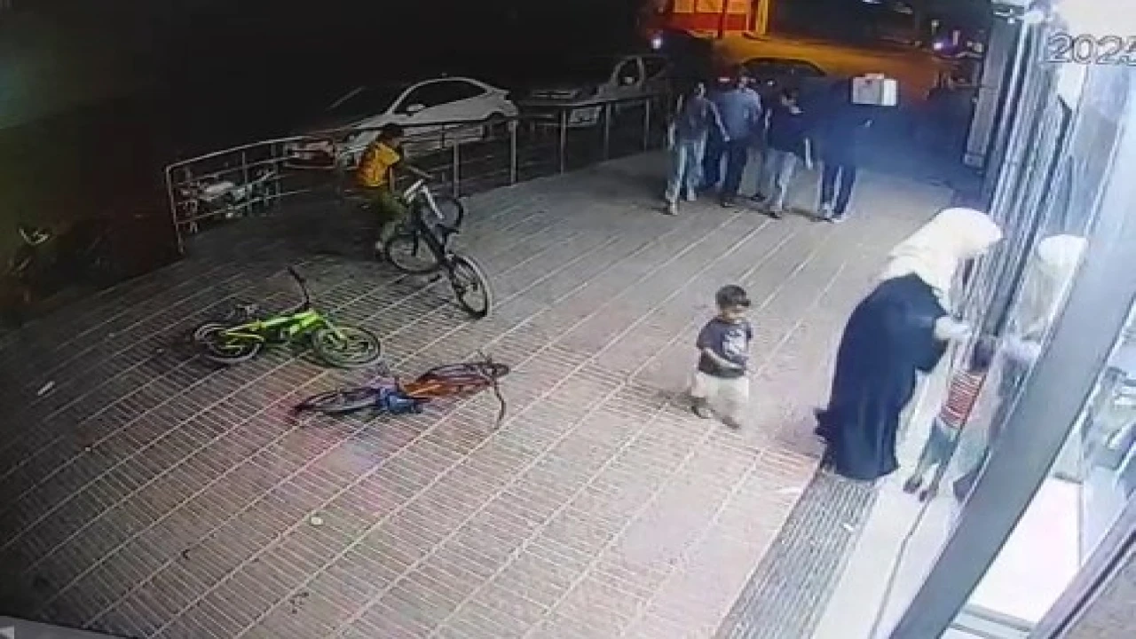 Markete alışveriş için girdi, bisikleti çalındı: Hırsızlık anı kameraya yansıdı