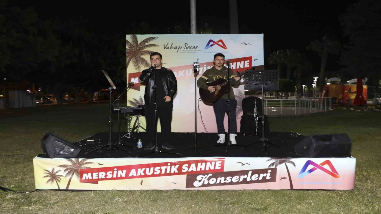 Mersinde akustik sahne konserleri gençlerin ilgisini çekiyor