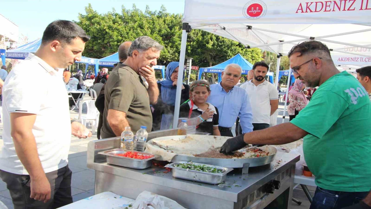 Mersinde dönerden tantuniye hayır çarşısı yoğun ilgi gördü