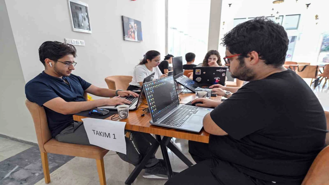 Mersinde genç beyinler uzay ve teknoloji için yarıştı