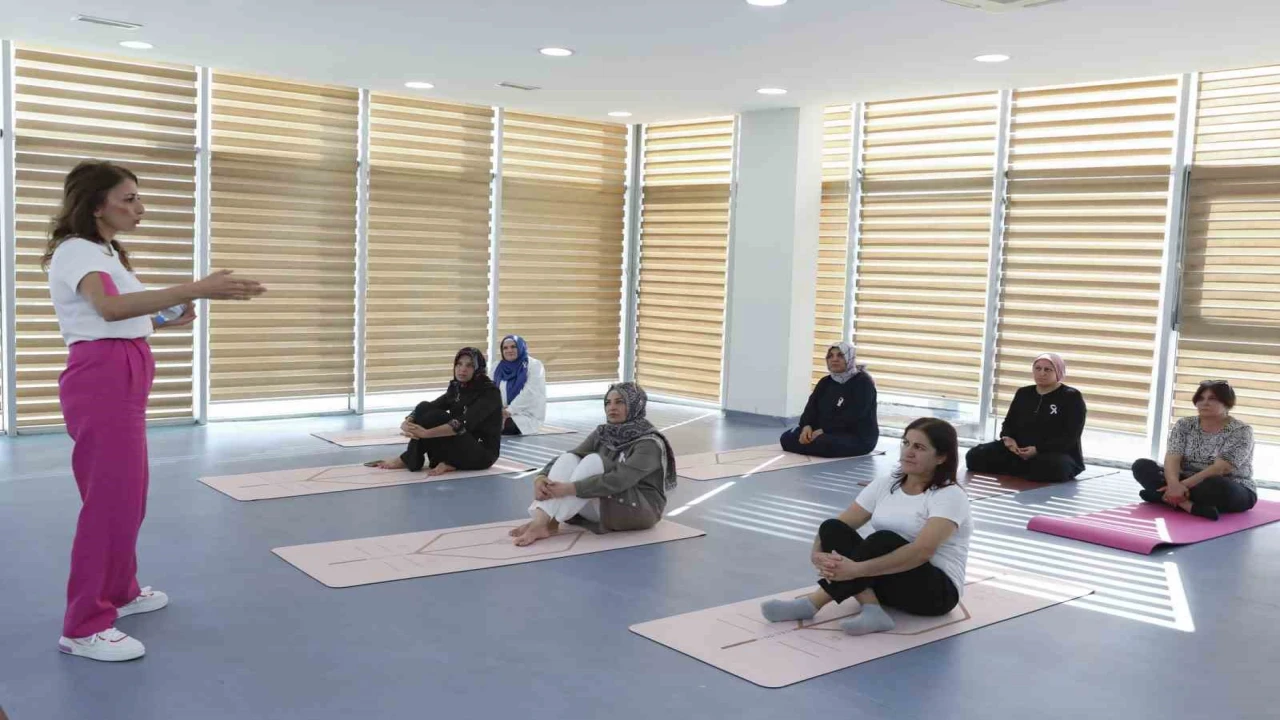 Mersinde meme kanseri farkındalık etkinliğinde kadınlar yoga yaptı