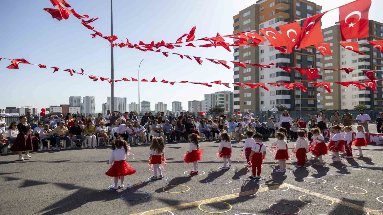 Mersinde miniklerden Cumhuriyet Bayramı coşkusu