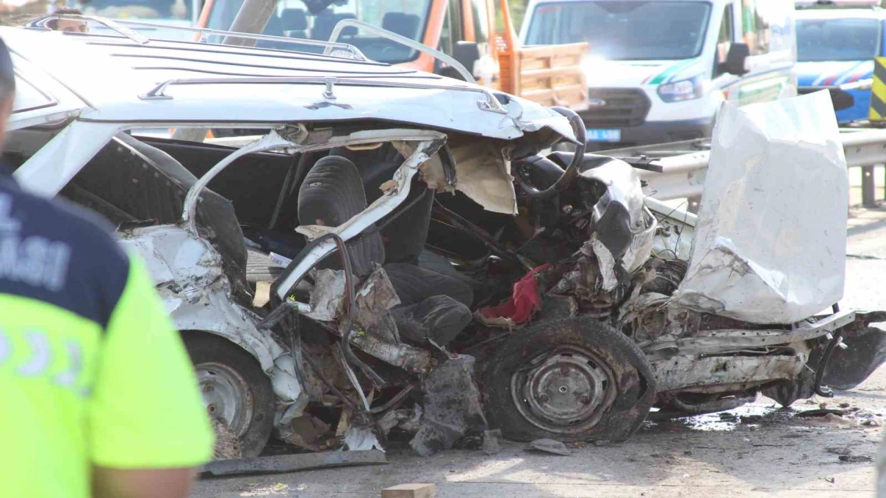 Mersinde otomobil beton bariyere çarptı: 2 ölü