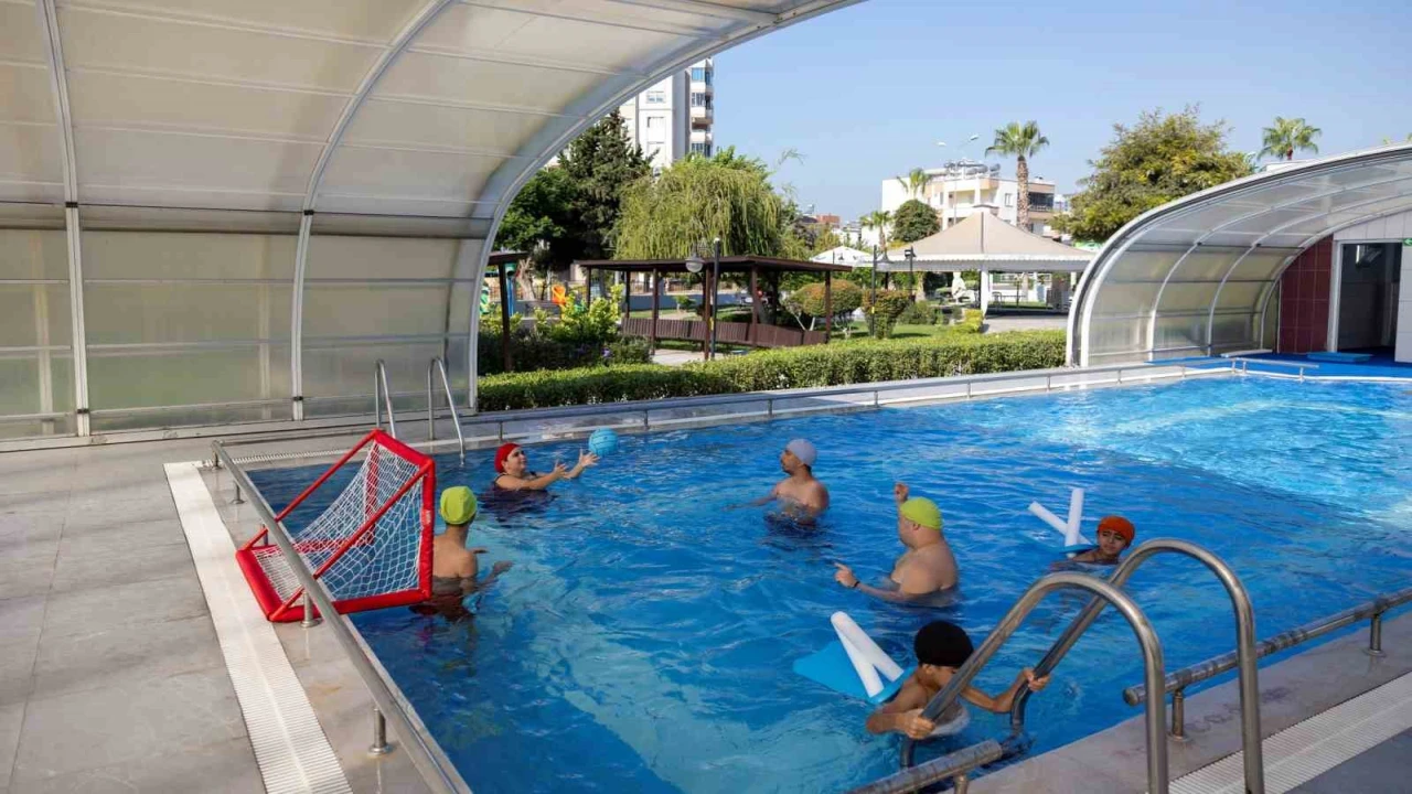 Mersinde özel bireyler hem yüzme öğreniyor hem sosyalleşiyor