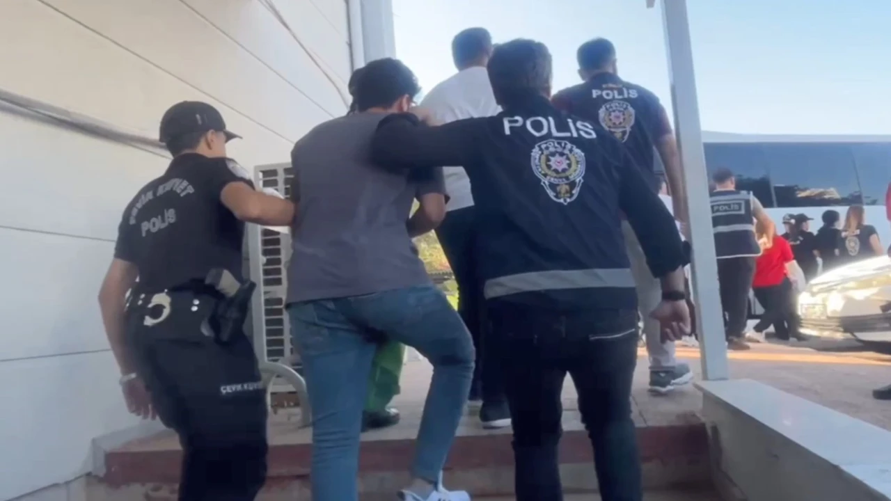 Mersinde sosyal medyadan dolandıran şebeke çökertildi: 5 tutuklama