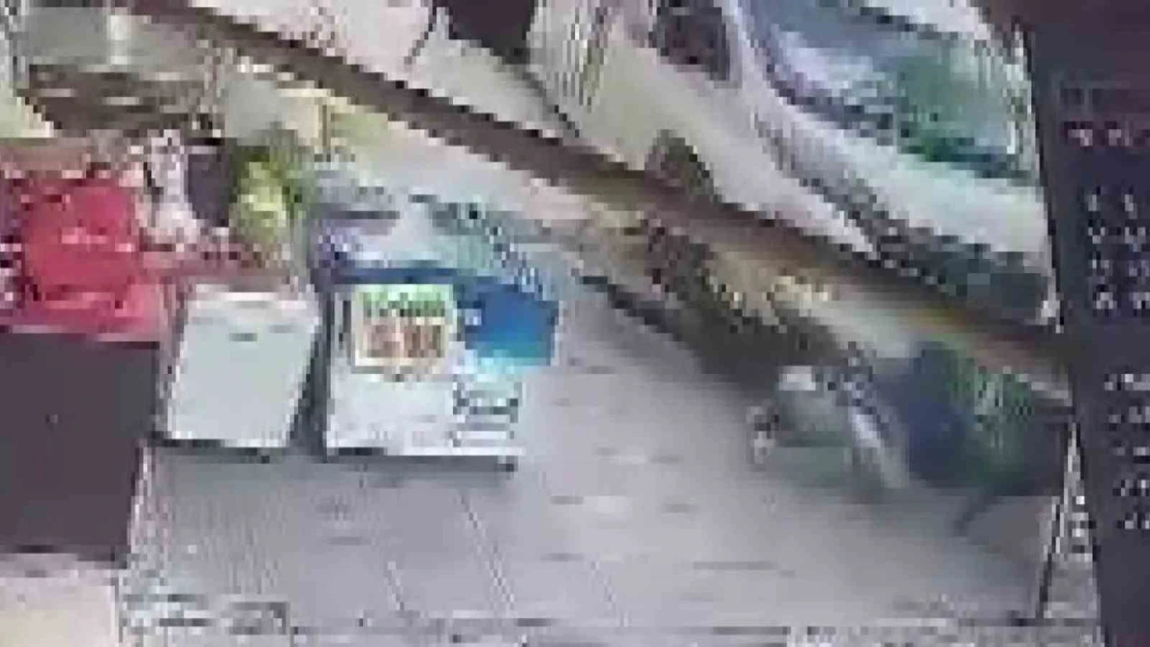 Minibüs kaldırıma çıkıp yayalara çarptı: 2 yaralı