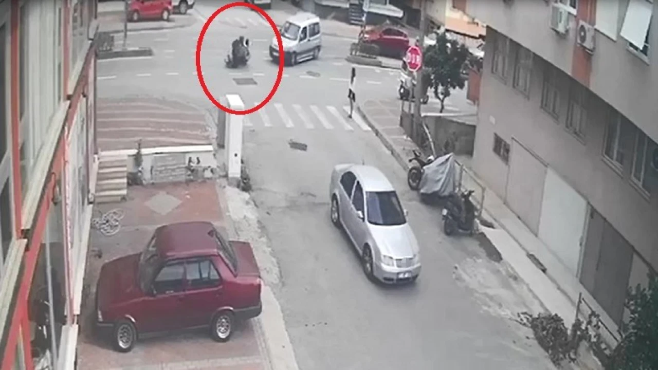 Motosiklet, hafif ticari araca çarpmamak için devrildi: 2 yaralı