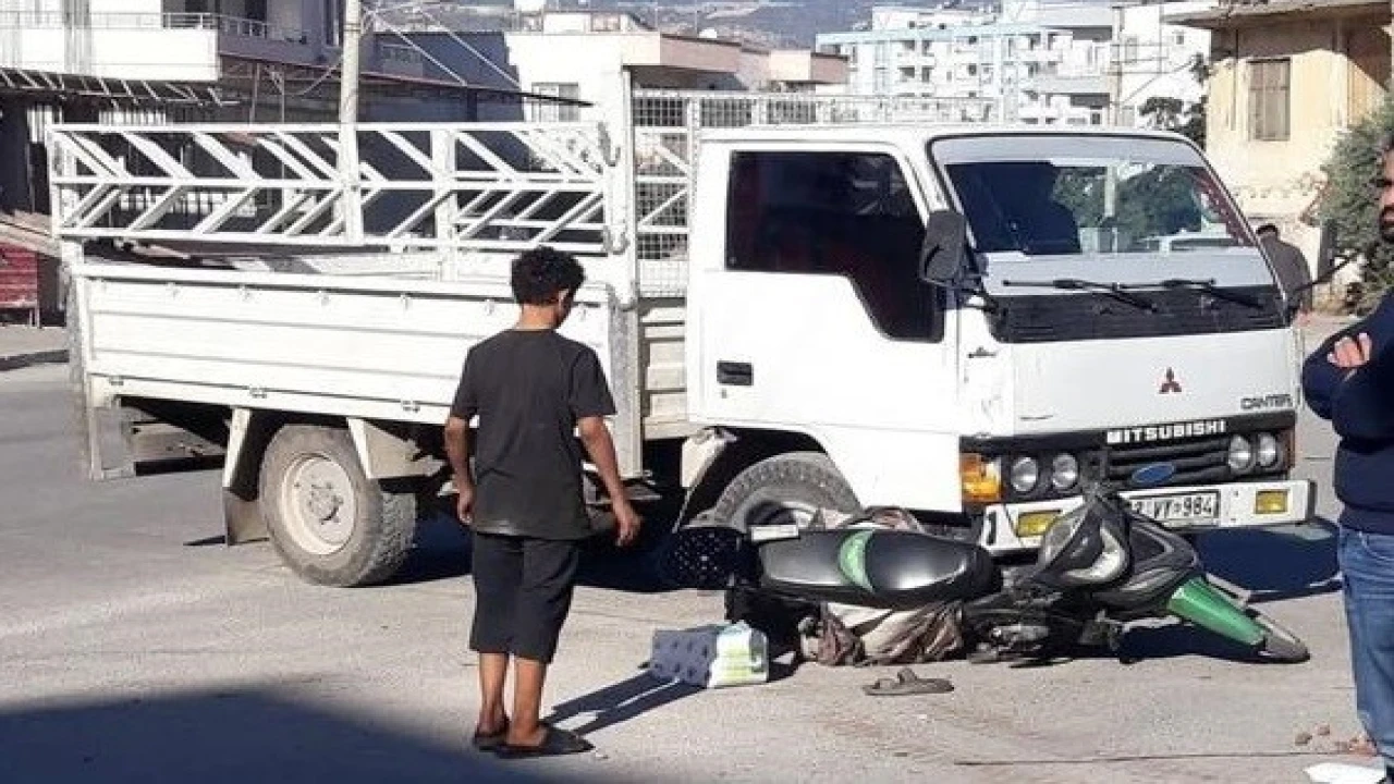 Motosikletle kamyonet çarpıştı, kaza anı kameraya yansıdı
