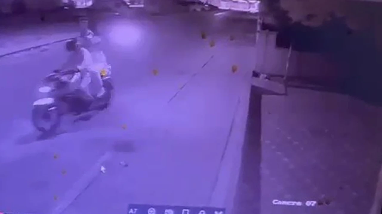 Motosikletli şüpheliler otomatik tabancayla berber dükkanına ateş açtı