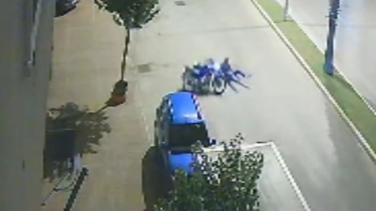 Motosikletlinin yola savrulup olay yerinden uzaklaşması kamerada