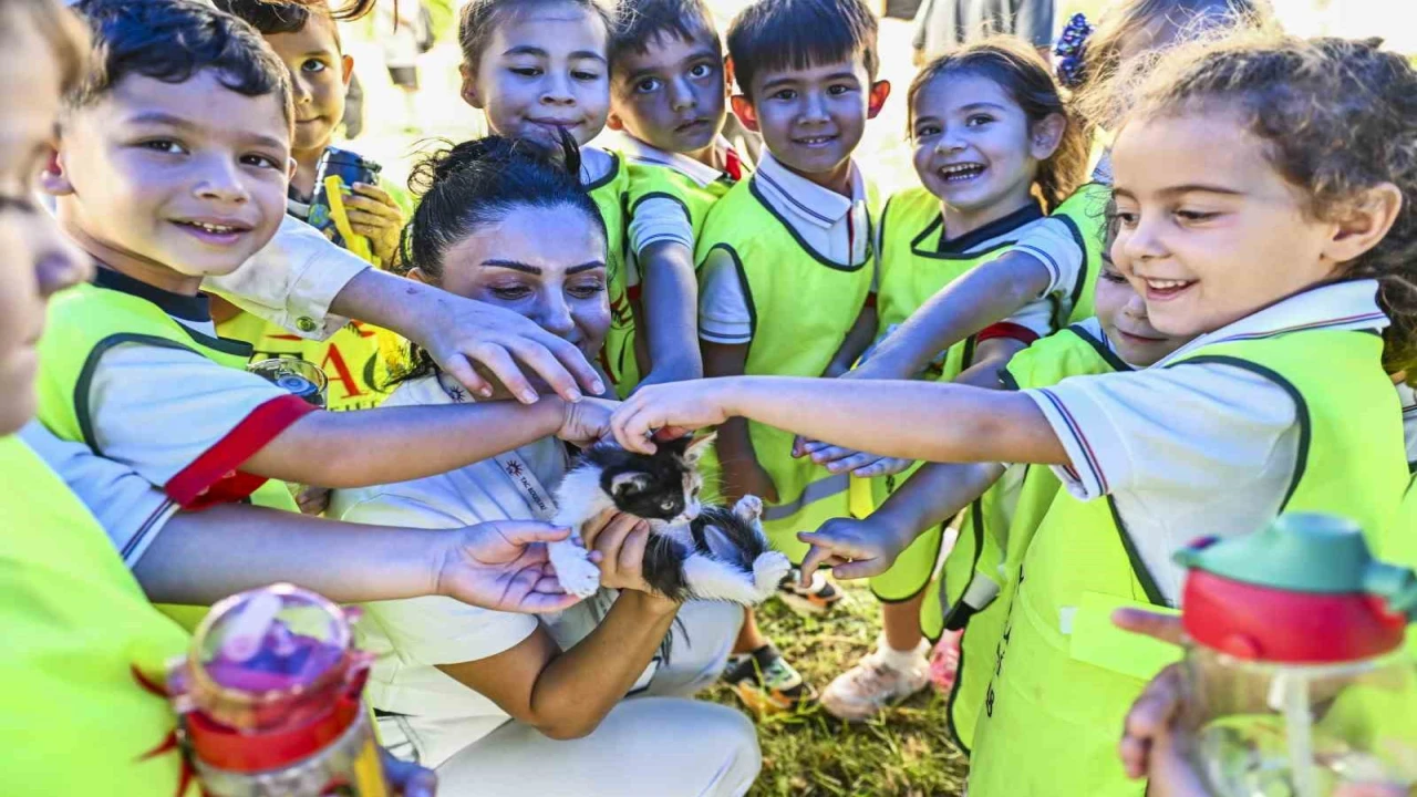 Muratpaşada çocuklar patili dostlarıyla buluştu
