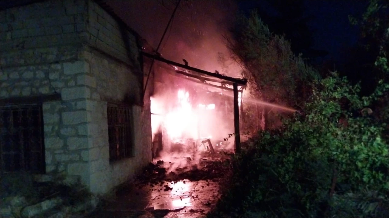 Müstakil ev alev alev yandı