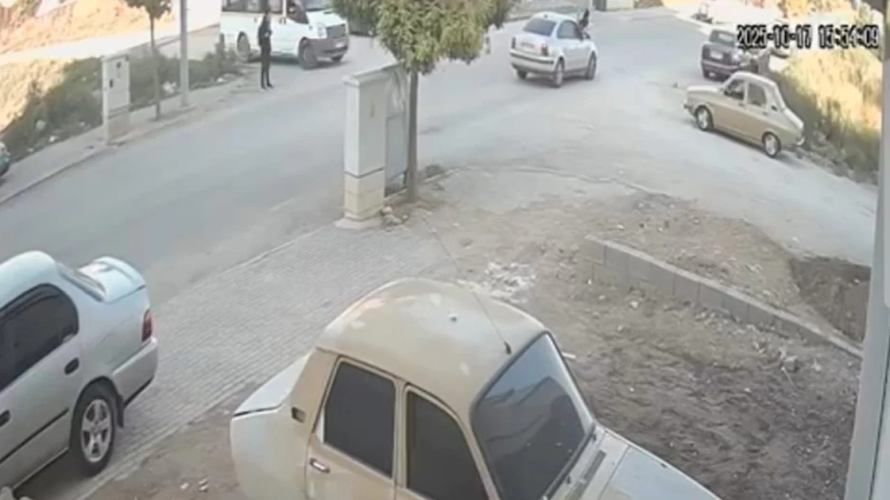 Okul servisinden indikten sonra otomobilin çarptığı lise öğrencisi ağır yaralandı