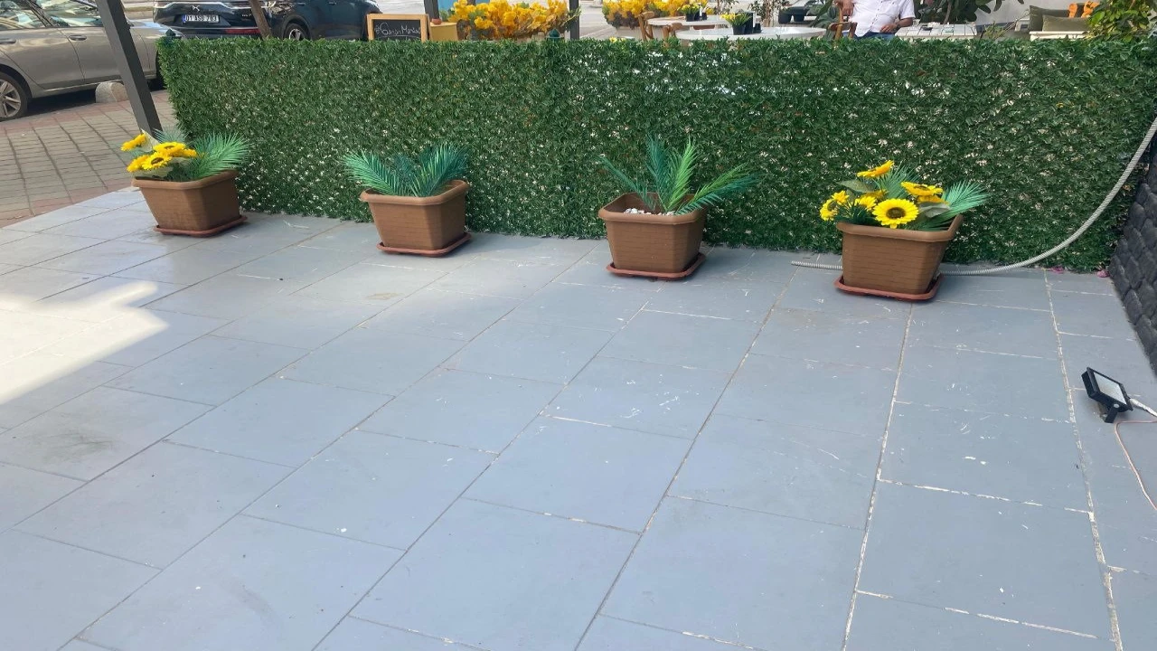 Önce iş yerini kontrol etti sonra yapay çiçekleri çaldı